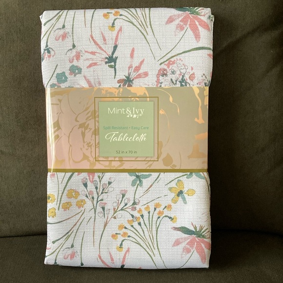 Mint and Ivy Spill Resistant Floral Tablecloth 52" x 70" - New - Picture 1 of 3